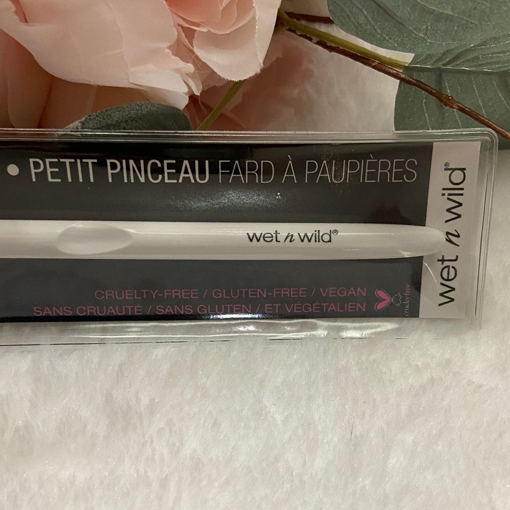 Wet n Wild White & Pink Small Eyeshadow Brush NIB - Picture 2 of 4